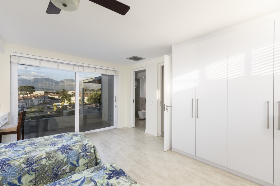 To Let 4 Bedroom Property for Rent in Harbour Island Western Cape